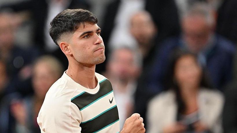 Alcaraz overcomes blip to progress