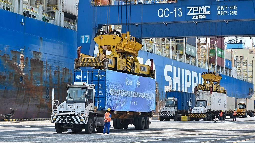Tariffs prompt record plunge in US imports