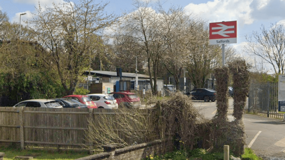 Man attacked by six people in alleyway near station