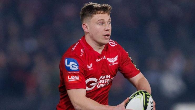 Wales fly-half Costelow signs new Scarlets deal