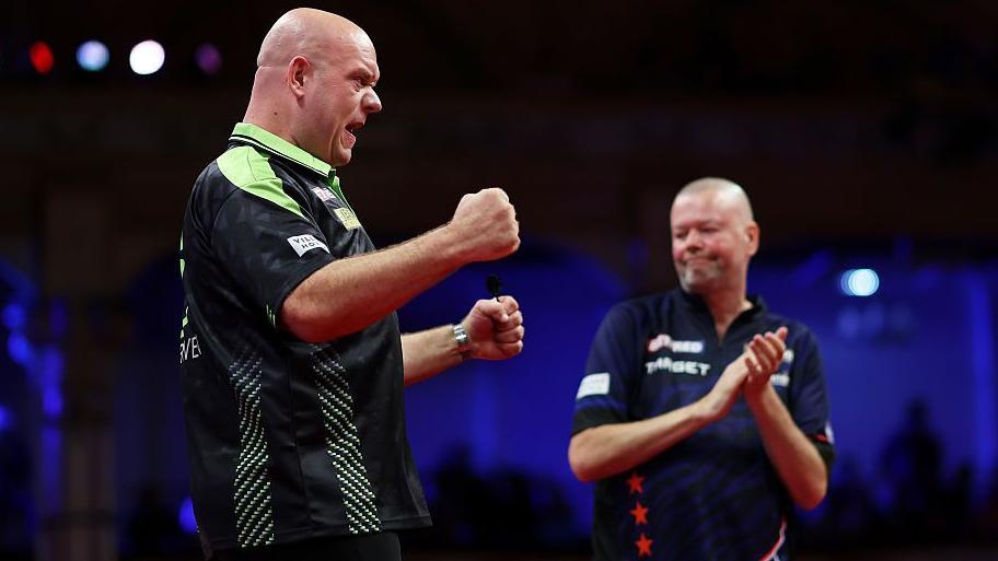 Van Gerwen edges Van Barneveld at World Matchplay
