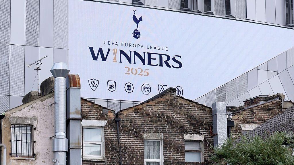 The symmetry between Spurs in the league and winning a trophy