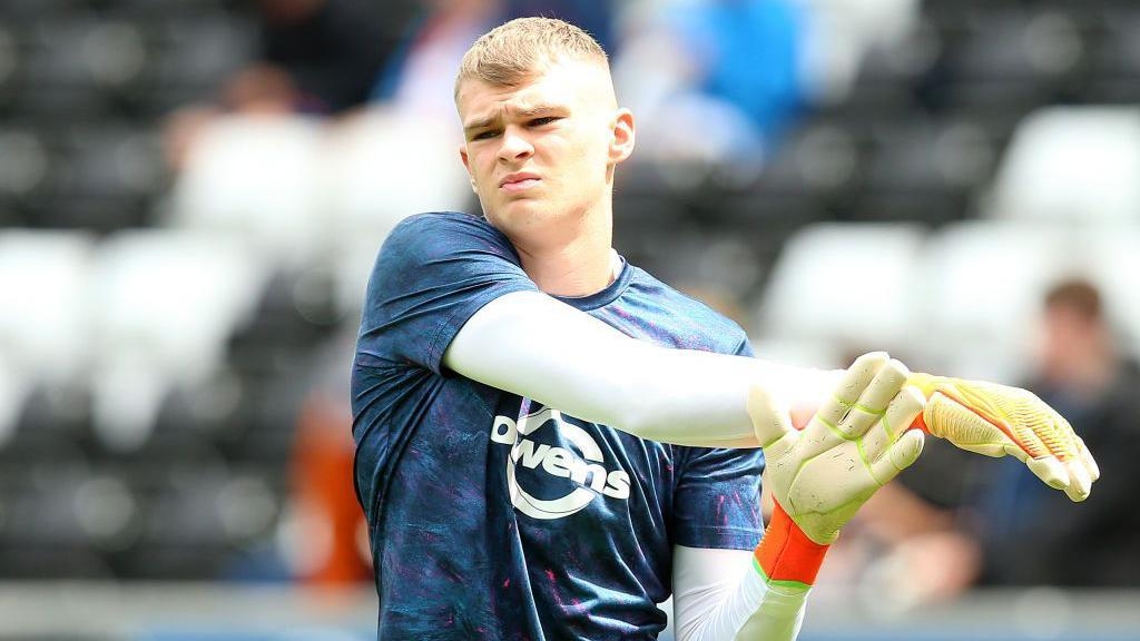 Cambridge sign former Swansea goalkeeper Hughes