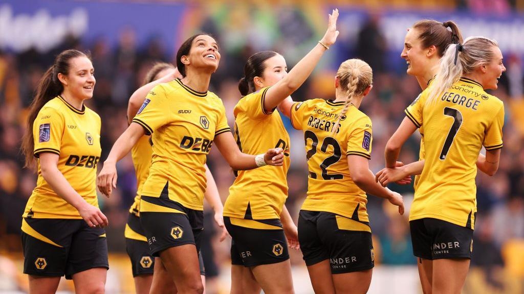 Wolves to apply for WSL2 licence after squad anger