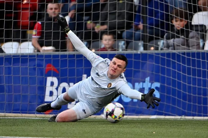 Ross Glendinning departs Carrick Rangers as club lodges bid for new 'keeper