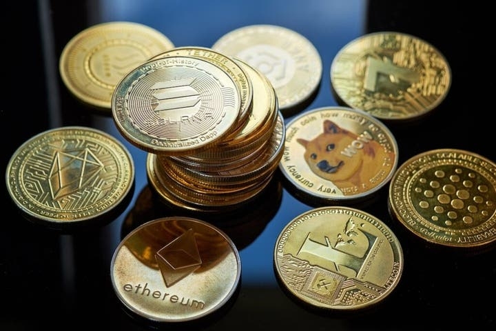 Bitcoin, Ethereum, Dogecoin Climb Ahead Of Weekend — XRP Lags Behind