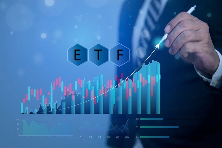 Here's When To Expect XRP, Solana, DOGE Spot ETF Approvals, According To This Expert