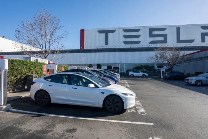 Tom Lee Dismisses Worries Over Tumbling TSLA Stock Amid Elon Musk-Trump Feud: 'Tesla Still Holds All Of Its Advantages, So We Aren't Too Concerned'