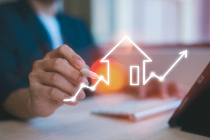 A Guy With $500,000 Wonders If It's Worth Buying A House With Cash To Be Debt-Free: 'Friends And Family Are Telling Me That It's A Bad Idea'
