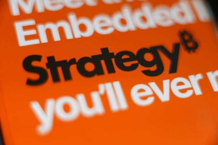 Jim Chanos Goes Long Bitcoin, Short MicroStrategy In Arbitrage Bet Against Retail Speculation