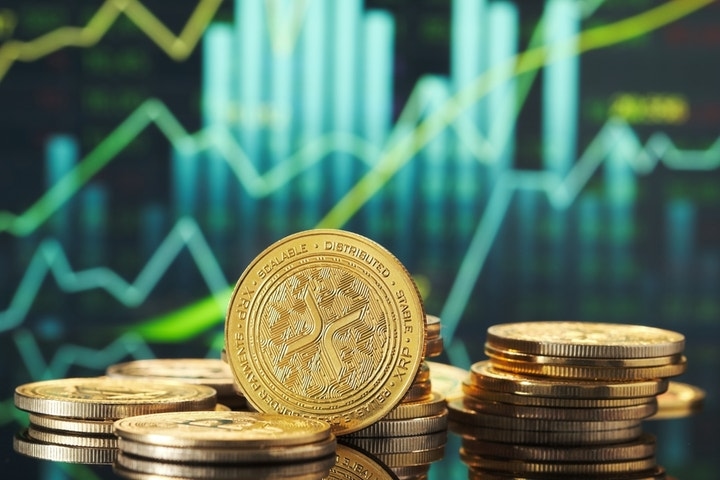 XRP Price Drops to $2.07 Amid Volatility, But ETF Momentum Keeps Bulls Interested