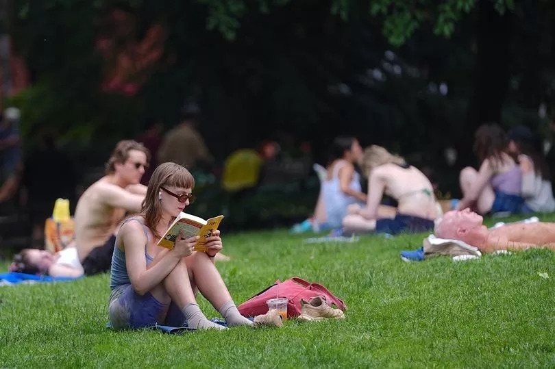 Met Office forecasts sweltering 29C weekend - but says showers first