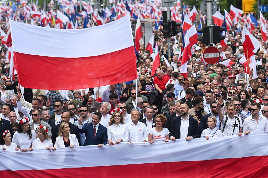 Tusk Plan to Change Poland Turns on Knife-Edge Election Race