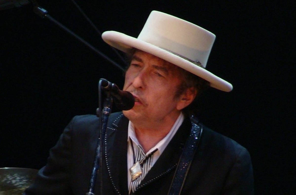 Bob Dylan adds more Midwest dates to tour, joins Willie Nelson's Outlaw Music Festival