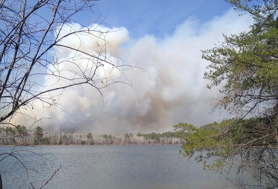Cabins destroyed as 750-acre wildfire continues to spread