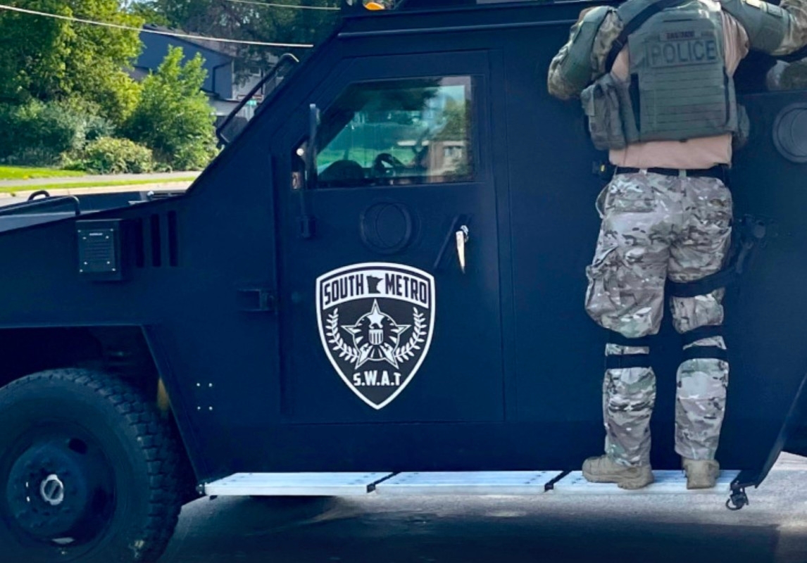 Police find man dead after standoff in Burnsville
