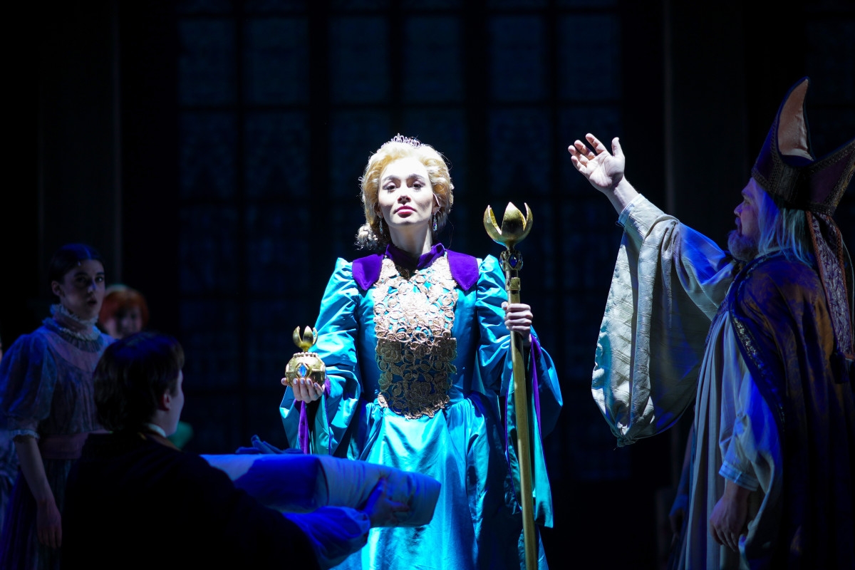 Children's Theatre reveals how it pulls off the 'magic' dress change in 'Frozen' musical
