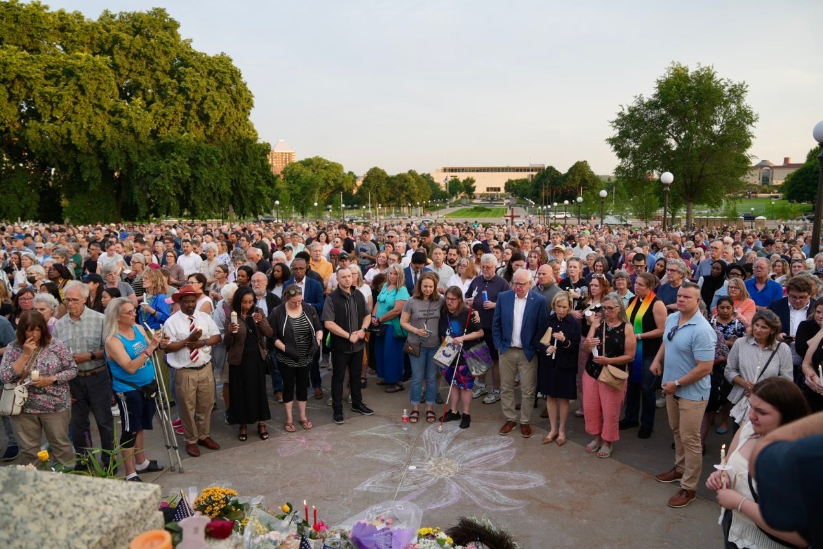 Hundreds gather for candlelight vigil in honor of Melissa and Mark Hortman