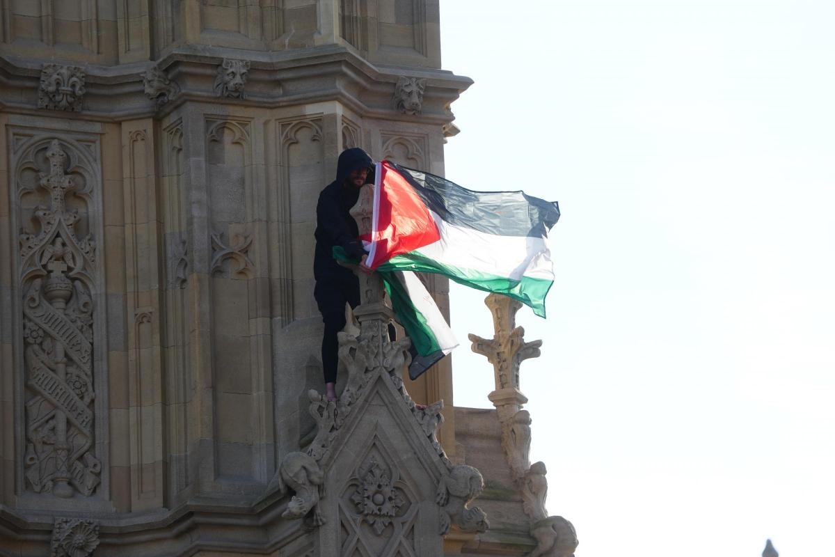 Man arrested after climbing Big Ben clock tower and staying there for 16 hours