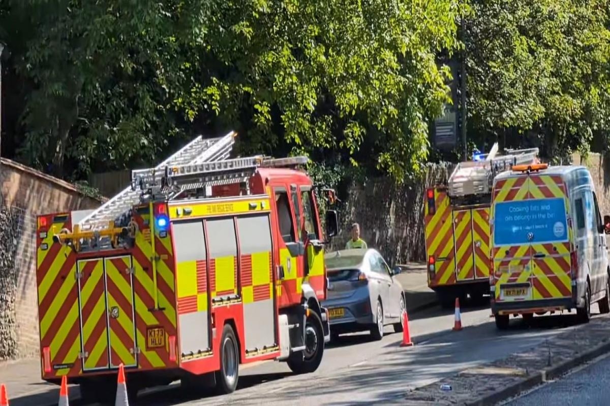 Lane on major Buckinghamshire road closed off