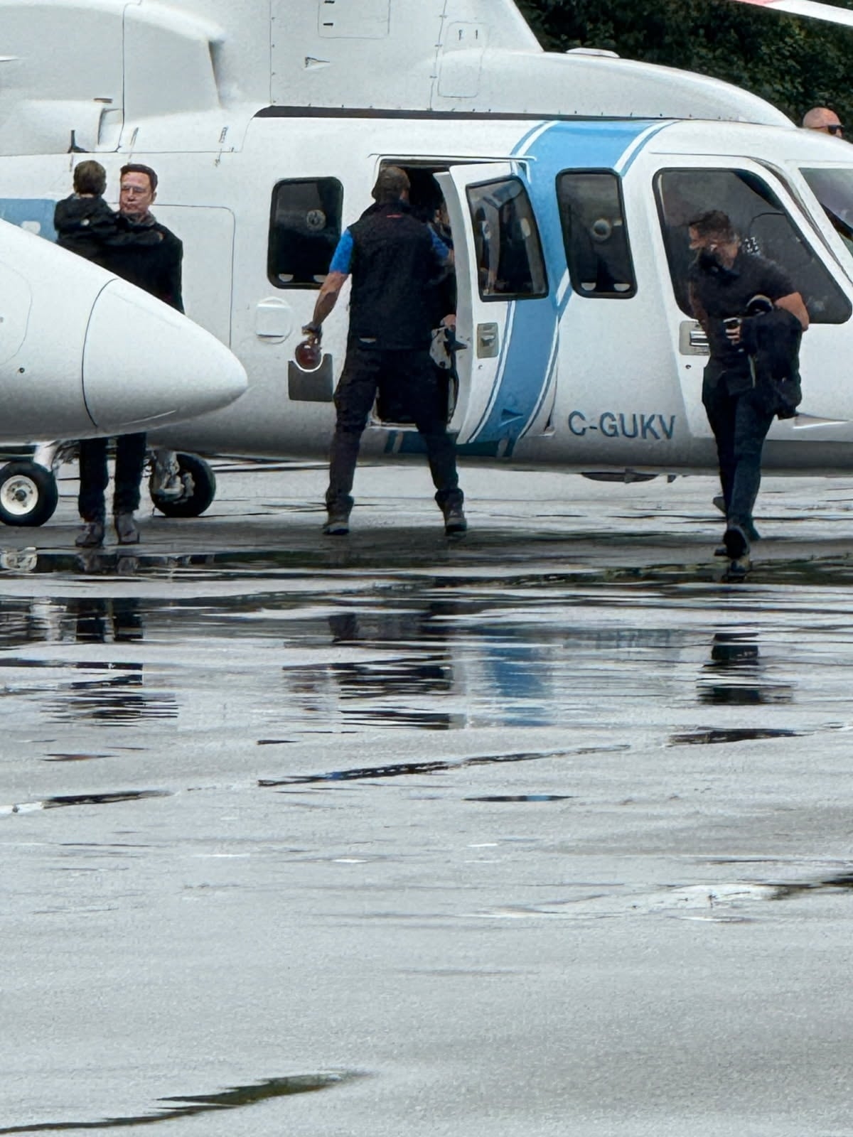 Elon Musk makes surprise touchdown in small B.C. town