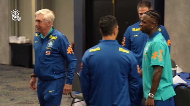 Behind the scenes: Ancelotti meets Brazil stars for the first time