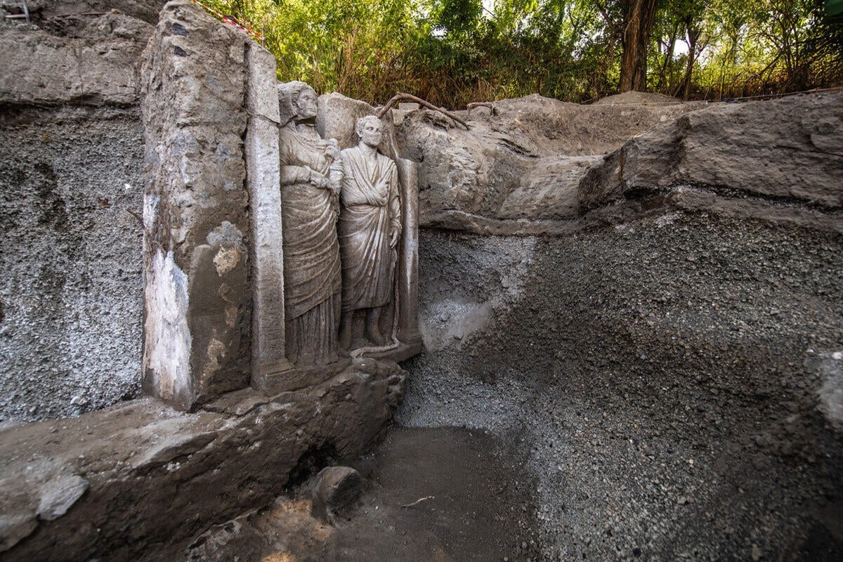 Rare life-sized statues of toga-clad couple found in Pompeii tomb
