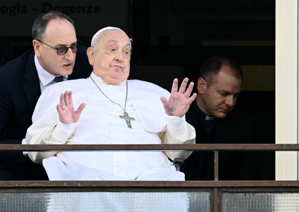 Pope Francis leaves hospital after 5-week hospital stay