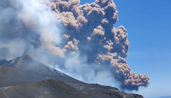 Italy's Mount Etna rumbles back to life with a "lava fountain"