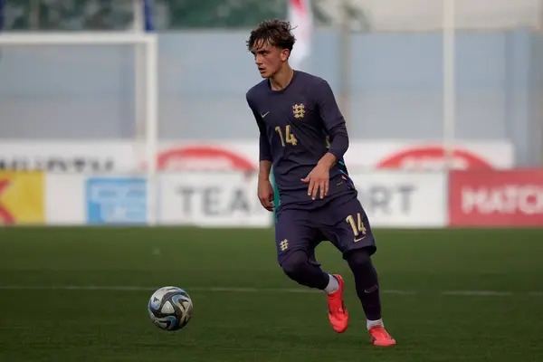 Manchester City fighting Barcelona over Arsenal midfielder after Kevin De Bruyne exit