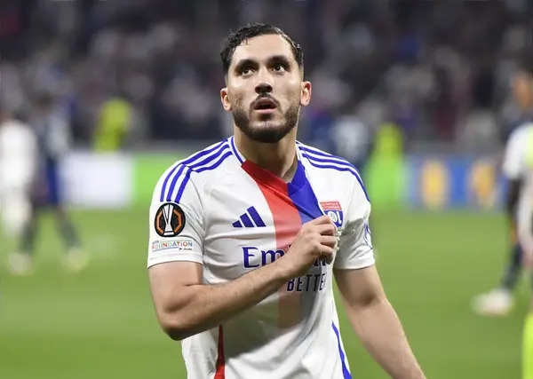 Pep Guardiola holds conversation with transfer target as Manchester City deal nears completion