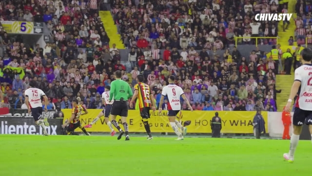 Former PSV Eindhoven Richard Ledezma scores in Chivas friendly