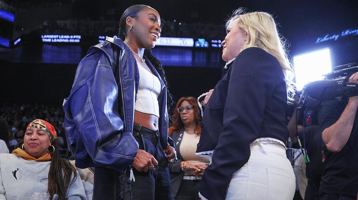 Coco Gauff's ‘insane' reaction to frenzied ovation at Liberty vs. Sky game