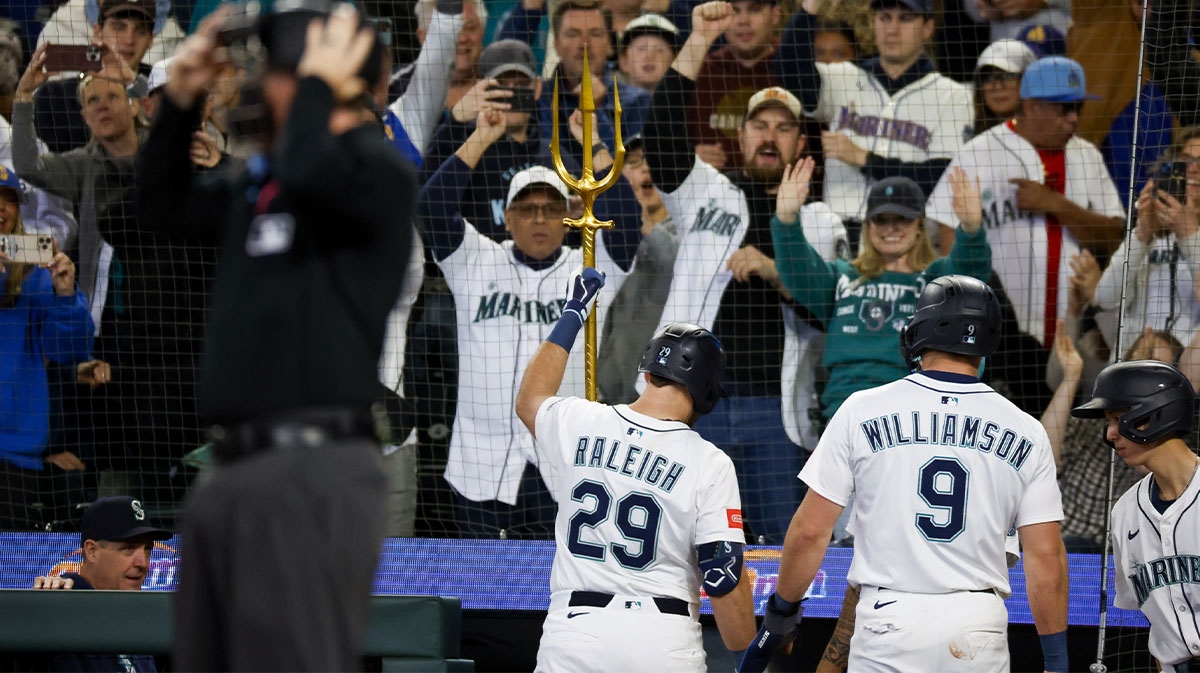 Mariners' Cal Raleigh ties Shohei Ohtani for HR lead with monster blast vs. Twins