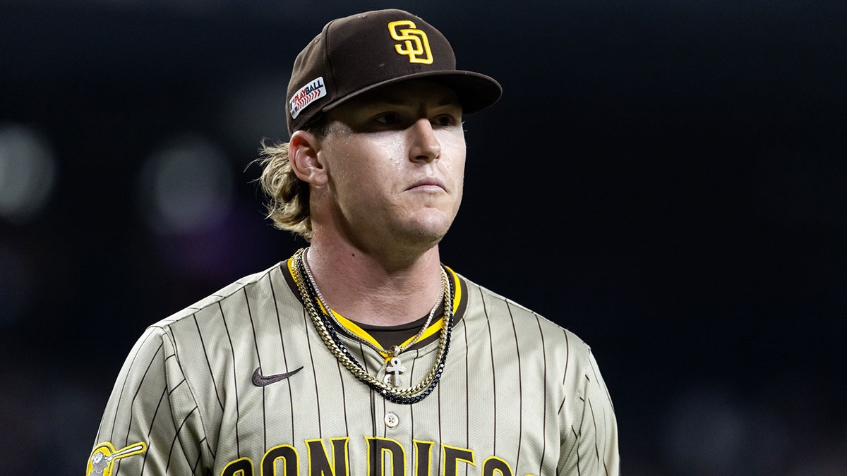 Padres make 2 roster moves before Diamondbacks clash