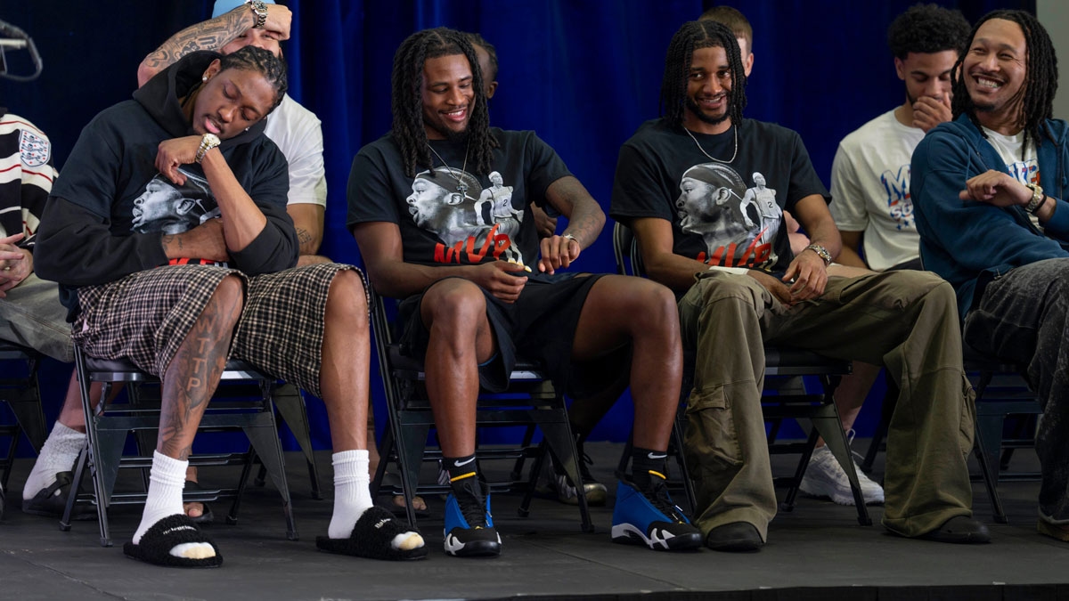 Thunder players show off Larry O'Brien trophy in convertibles
