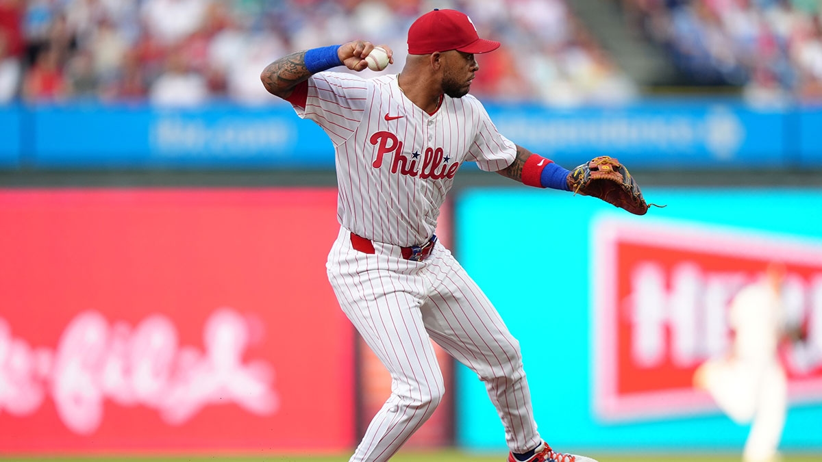 Phillies' Edmundo Sosa joins handshake line after scary collision.