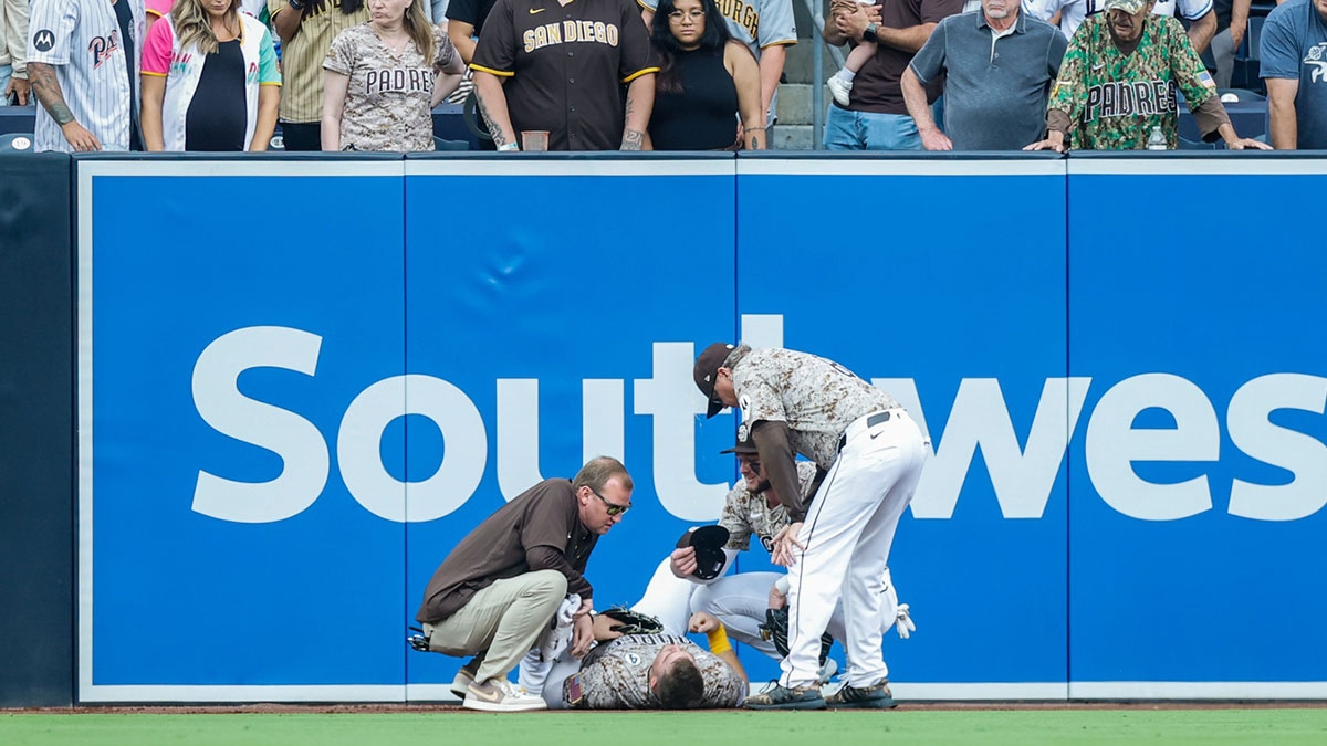 Padres' Gavin Sheets gets injury update after scary wall collision in Pirates game
