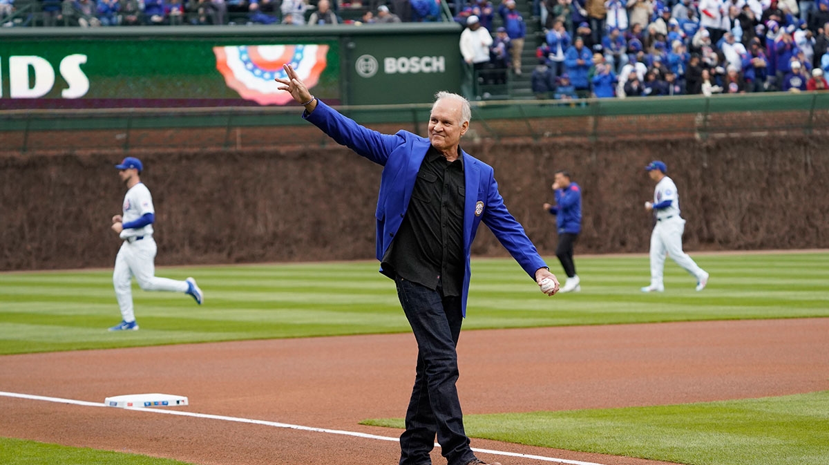 Cubs fans pay tribute to Ryne Sandberg at Wrigley Field statue