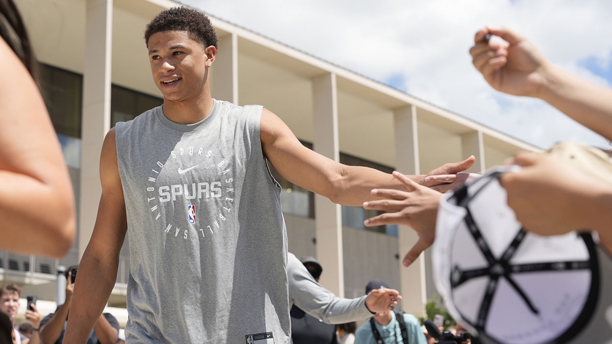 Watch Carter Bryant make his first bucket with Spurs