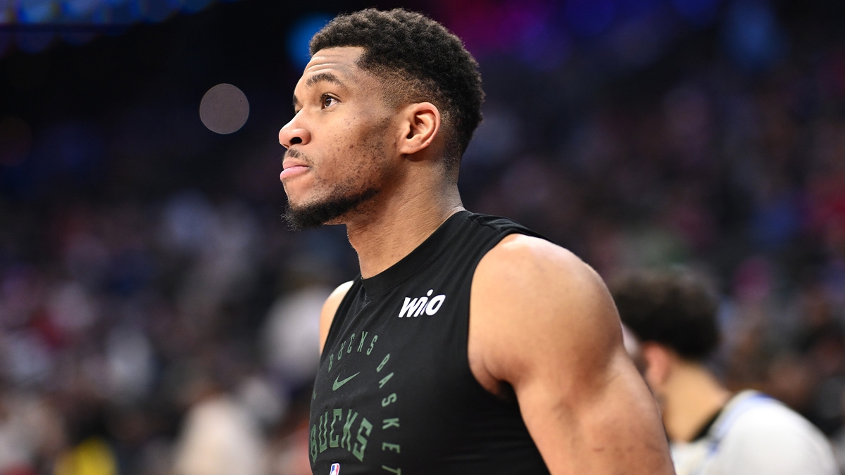 Bucks' Giannis Antetokounmpo escapes injury after scary on-court accident