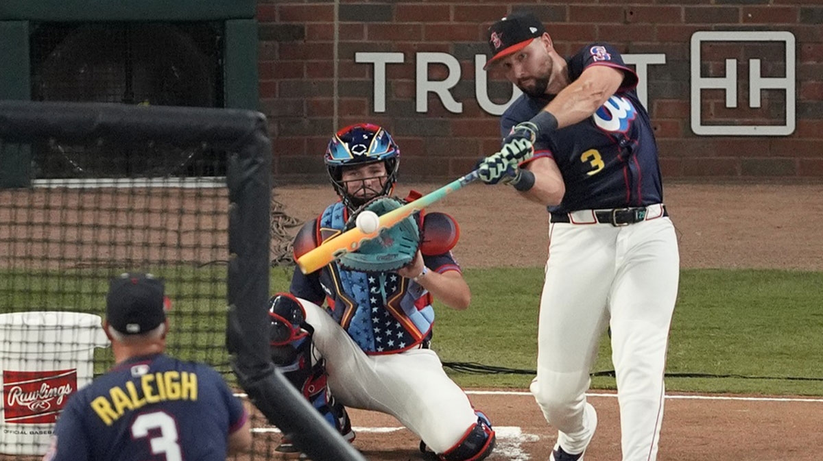 Cal Raleigh shows off with wild move during HR Derby