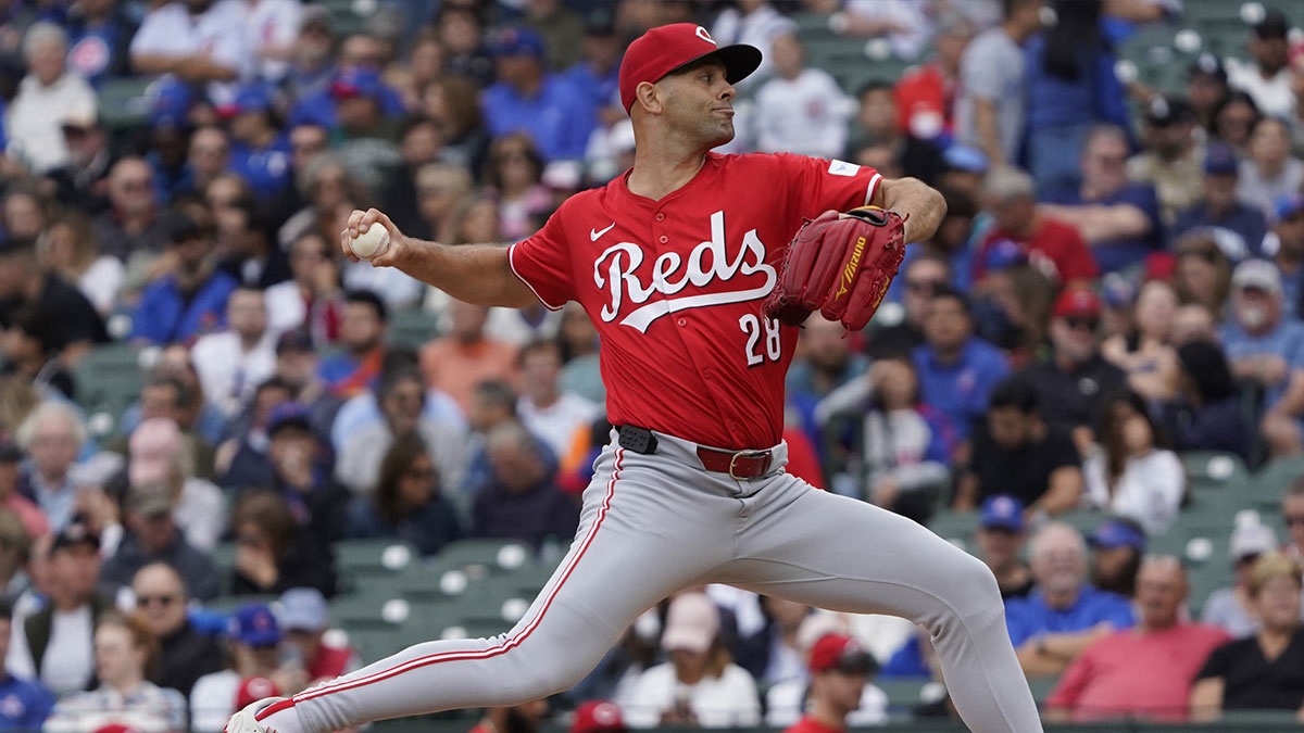 Reds' Nick Martinez gets standing ovation after failed no-hitter bid