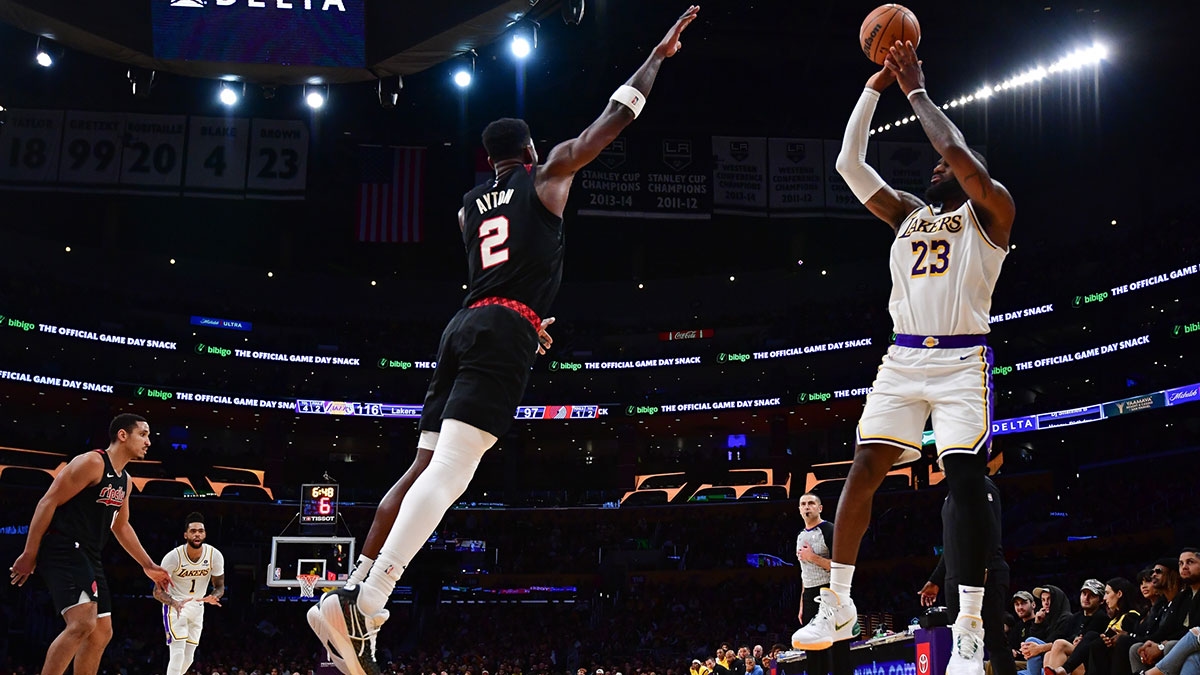 Lakers fans already recruiting Deandre Ayton after buyout