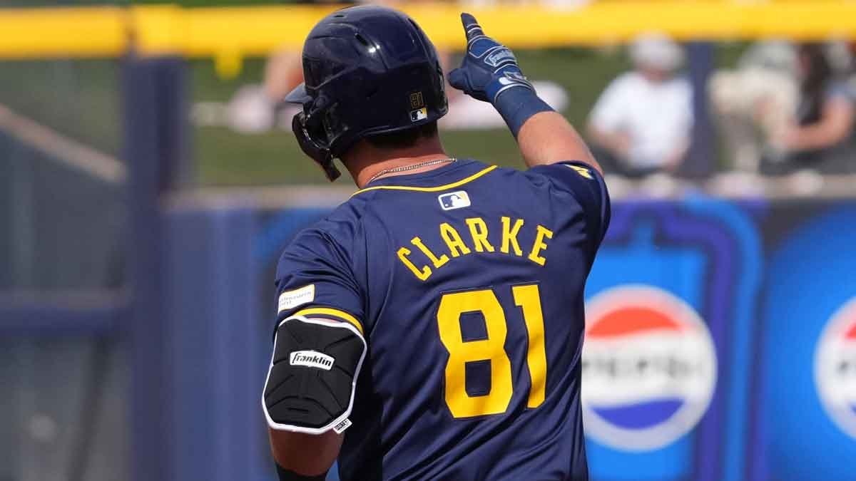 Astros trade for Brewers infielder amid Athletics series