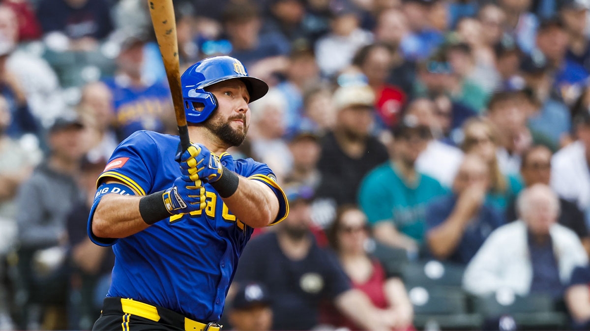 Cal Raleigh joins 20 HR club with 3-run blast