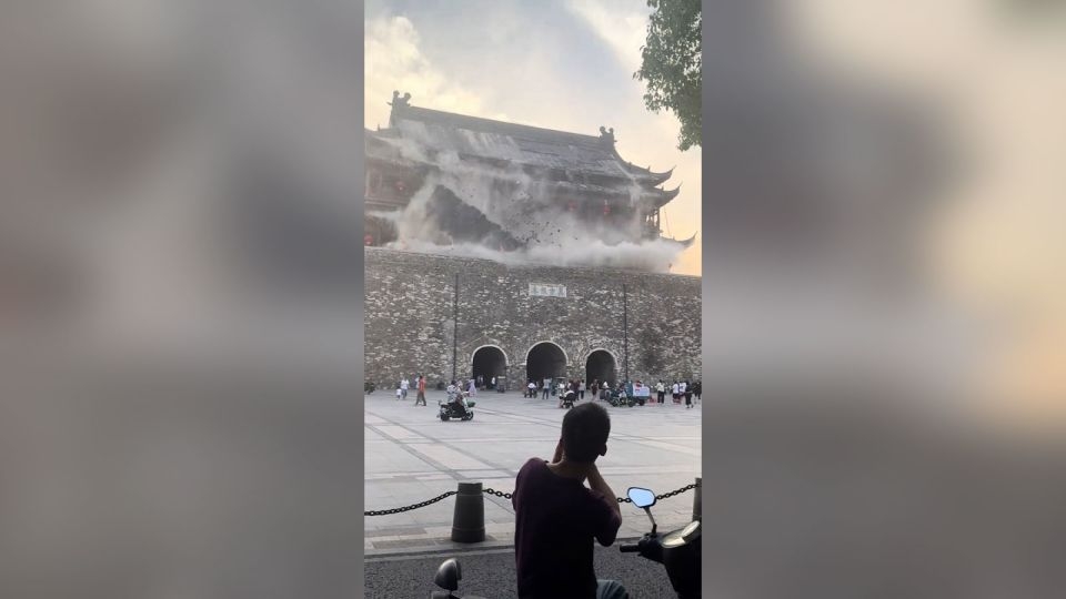 Tourists scramble as 600-year-old Chinese tower partially collapses