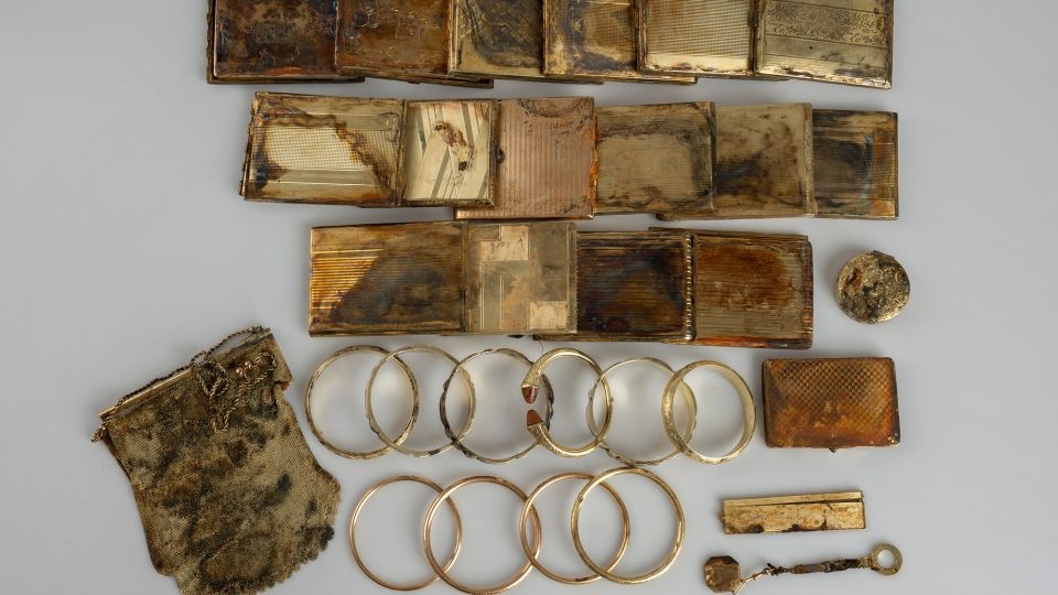 Mysterious gold stash found on hiking trail perplexes researchers
