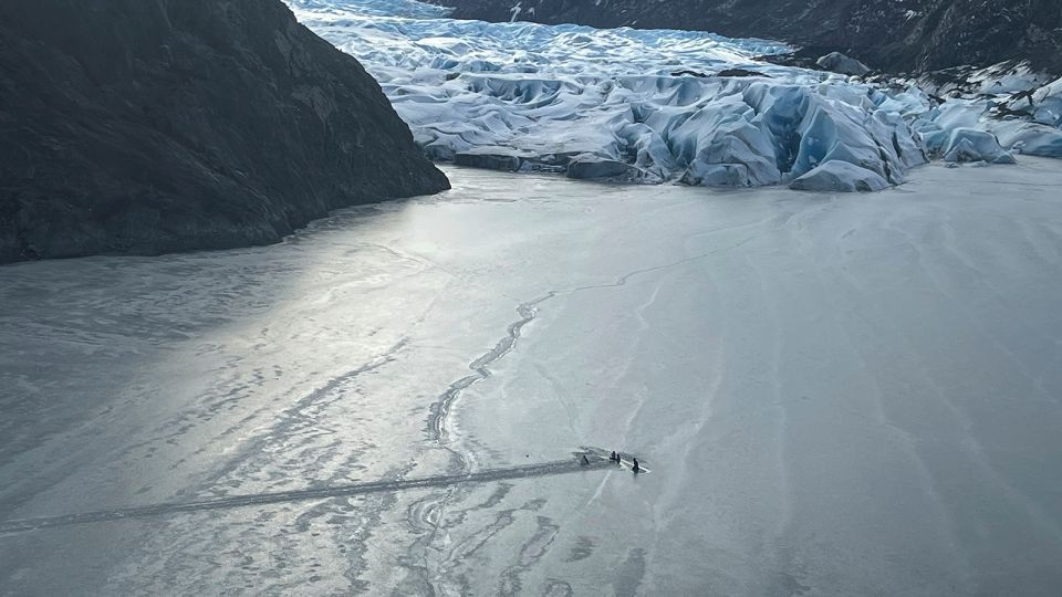 Pilot and 2 young daughters survive the night on airplane wing after crashing into icy Alaska lake