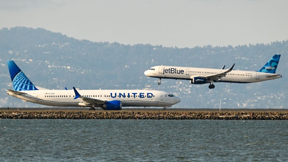 United Airlines and JetBlue Airways to allow frequent flyers to earn and use miles on each other's airline